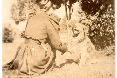 Nellie Flavel shaking hands with her dog